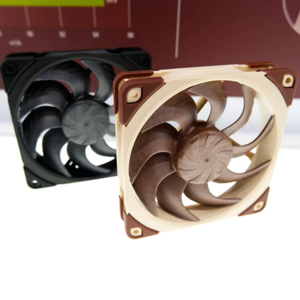 Для компании, которая сделала себе имя, совершенствуя скромный радиатор, Noctua не особо известна стремительным выходом на новые территории. Потребовалось почти десятилетие, чтобы обновить культовый NH-D15, и его вентиляторы первого поколения по-прежнему считаются одними из лучших из когда-либо созданных. Даже обновления цветов приходят медленнее, чем большинство запусков ЦП. Итак, представьте себе сцену на Computex 2025, где среди моря RGB Noctua тихо выбрасывает два сейсмических сюрприза: свой первый в истории жидкостный охладитель и корпус для ПК. Noctua сотрудничает с проверенными именами и предоставляет свои инженерные мозги областям, которые она долго обходила стороной. Результат? Двустороннее расширение, которое кажется запоздалым, но глубоко продуманным. Кулеры Noctua AIO Кулер Noctua AIO — это не легендарный прототип термосифона из прошлого года, ставший реальностью, хотя он все еще на картах как долгосрочный проект. Вместо этого это настоящее, готовое жидкостное решение, построенное на платформе Asetek G8 V2. Это может показаться не революционным, но поверьте Noctua, что она добавит немного магии с добавлением Sterrox в основы. Вспомогательный вентилятор кулера Noctua AIO Крышка помпы кулера Noctua AIO. Кулер Noctua AIO установлен на испытательном стенде. Кулер Noctua AIO стоял на столе с бежевыми вентиляторами. Как и следовало ожидать, шум здесь является врагом номер один, и ответ Noctua — трехслойная акустическая броня вокруг насоса. Складки и защипы по всему устройству, включая настроенный демпфер массы и плавающее силиконовое крепление, поглощают вибрации так хорошо, что Noctua считает, что оно тише любого конкурента — особенно тех модных устройств с экранами. Если вы когда-либо слышали, как ваш кулер булькает громче, чем вентиляторы вашего графического процессора, это будет музыкой для ваших ушей. Охлаждением занимаются вентиляторы NF-A14x25 G2 или NF-A12x25 G2 в зависимости от размера радиатора 420 мм, 360 мм или 240 мм. Эти вентиляторы второго поколения, усовершенствованные по сравнению с уже звездными оригиналами, смещены по скорости, чтобы уменьшить резонанс частоты биений. Есть даже дополнительный 80-миллиметровый вентилятор, который можно прикрутить, чтобы направить поток воздуха на VRM, RAM или любые горячие части около сокета, потому что, конечно, они есть. Ожидайте, что розничные устройства поступят в продажу в первом квартале 2026 года с премиальными ценами, отражающими их дизайн высшего уровня. Чехол для ПК Noctua x Antec Flux Pro Да, слухи верны. У Noctua теперь есть корпус для ПК — своего рода. Antec Flux Pro Noctua Edition — это совместная работа, построенная на шасси Antec с воздушным потоком, предварительно загруженная лучшими вентиляторами Noctua и одетая в безошибочно узнаваемую бежево-коричневую ливрею бренда. Это тот тип корпуса для ПК, о котором, как вы можете себе представить, мог бы мечтать инженер-теплотехник, возможно, за стаканом дистиллированной охлаждающей жидкости. Корпус ПК Antec Flux Pro Noctua Edition, вид спереди. Корпус для ПК Antec Flux Pro Noctua Edition, верхняя часть ввода-вывода. Логотип на передней панели корпуса ПК Antec Flux Pro Noctua Edition. Сторона корпуса ПК Antec Flux Pro Noctua Edition. Это не просто смена цвета. Корпус оснащен вентиляторами NF-A14x25 G2 и NF-A12x25 G2, установленными на антивибрационных подкладках, предварительно подключенных к качественному вентиляторному концентратору NA-FH1. Даже скорости вращения вентиляторов намеренно смещены, чтобы избежать гармонических гулов; приятный штрих для тех, кто чувствителен к гулу. В высоконагруженной конфигурации с AMD Ryzen 9 9950X и Nvidia GeForce RTX 4090 температура ЦП снизилась до 4,5 °C по сравнению со стандартными вентиляторами при том же уровне шума, или шум снизился до 6,5 дБ(A) при тех же температурах. В любом случае, это победа. Если вам нужен чехол с высокой вентиляцией, который не будет шуметь и при этом будет контролировать температуру, то это может стать вашим выбором года. Воздушное охлаждение еще далеко не мертво В то время как жидкая сторона выставки захватывает заголовки, на Computex от Noctua не было недостатка в традиционных аппаратных усовершенствованиях. NH-D15 G2 chromax.black получает долгожданный выход, дополненный высокопроводящими покрытиями, смещенным креплением для AM5 и вентиляторами с настройкой скорости для контроля акустического взаимодействия. Мы не получили никаких сведений о ценах, но они будут недалеки от оригинальной рекомендованной розничной цены в £128 / $150, когда она поступит в продажу в сентябре 2025 года. Вентилятор Noctua NF-A14x25 G2 chromax.black слева, вентилятор NF-A12x25 G2 справа. Наряду с этим, последняя версия NF-A14x25 G2 , которая будет доступна в цвете chromax.black с сентября, совершенно новый NF-A12x25 G2 расширяет границы возможностей 120-миллиметрового вентилятора. Подумайте о более узком зазоре между кончиками, усовершенствованных крыльчатках и производительности охлаждения, которая превосходит своего предшественника даже при более низком уровне шума. Вы сможете получить бежевую модель в июне 2025 года с версией chromax.black, нацеленной на первый квартал 2026 года. Вместе эти компоненты продолжают нести флаг актуальности воздушного охлаждения в мире, одержимом водой. И они делают это без обходного пути RGB. Ноктюа вставляет вентилятор в мышь Завершает шоу восхитительно неожиданным образом Pulsar Feinman Noctua Edition, игровая мышь с магниевым корпусом и встроенным вентилятором NF-A4x10, предназначенным для уменьшения потоотделения ладоней. Она основана на флагманской мыши Pulsar, что означает, что она сверхлегкая с разрешением XS-1 32 000 DPI, частотой опроса 8 000 Гц; только на этот раз с культовой расцветкой Noctua. Игровая мышь Pulsar Feinman Noctua Edition. Это не первая мышь с вентилятором, которую я использовал, так как пару лет назад я получил Zephyr Pro RGB. Учитывая, насколько жарко в моем офисе, эта перспектива соблазняет меня, но на самом деле, предотвратить потливость ладоней легче сказать, чем сделать. Ладонные захваты создают воздушный шар под вашей рукой, который мало что делает для укрепления вашего захвата. Конечно, ваш пробег будет зависеть от стиля захвата, и мышь Zephyr не обладала мастерством вентилятора Noctua снизу, так что здесь все может быть по-другому. Вентилятор блока питания Seasonic Prime PX HPD Noctua Edition. Порты блока питания Seasonic Prime PX HPD Noctua Edition. Видеокарта Asus GeForce RTX 5080 Noctua Edition. Среди других партнерских продуктов — огромная видеокарта Asus GeForce RTX 5080 Noctua Edition, окрашенная в великолепный шоколадно-коричневый цвет и оснащенная вентиляторами NF-A12x25 G2, выход которой запланирован на третий квартал 2025 года, а также блоки питания Seasonic Prime PX HPD Noctua Edition мощностью 850 Вт, 1000 Вт и 1200 Вт с совместимостью с ATX 3.1 и PCIe 5.1.