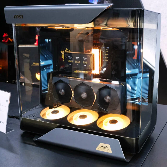 MSI Maestro 900L PZ — это полноразмерное шасси, в которое можно установить три экрана