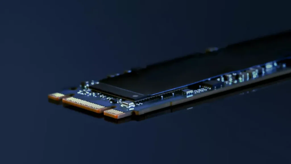 Твердотельные накопители E2 нового поколения имеют объем памяти 1 петабайт, чего достаточно для хранения 11 000 фильмов в формате 4K на накопителе размером с линейку