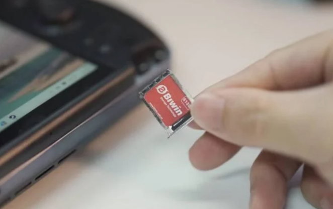 Mini SSD от Biwin вмещает накопитель NVMe 4-го поколения размером с карту microSD