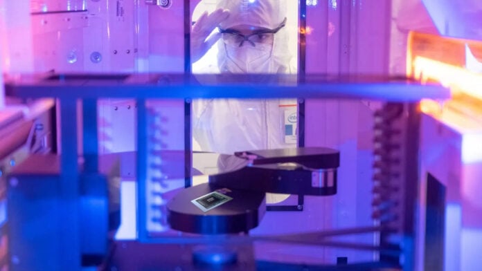 AMD может начать производить некоторые из своих чипов на заводах Intel