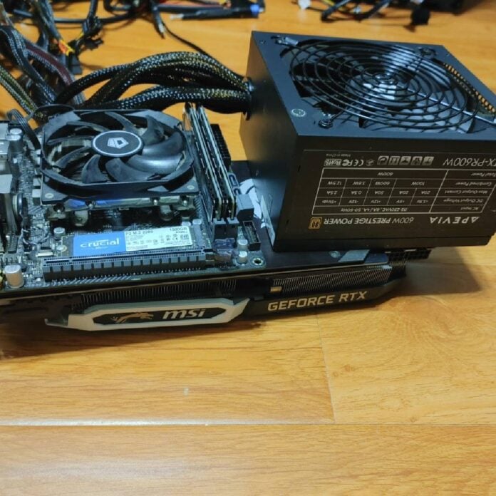 Пользователь Reddit бросает вызов устоявшимся нормам, собирая безумный компьютер