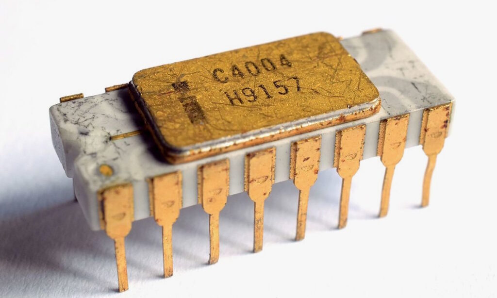 Первым процессором был не Intel 4004: MP944 появился раньше, и он был намного более продвинутым