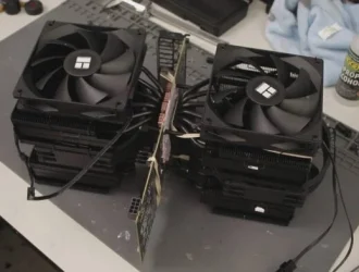Моддер устанавливает два массивных процессорных кулера на графический процессор Nvidia GeForce RTX, и температура в точках нагрева снижается на 35 °C