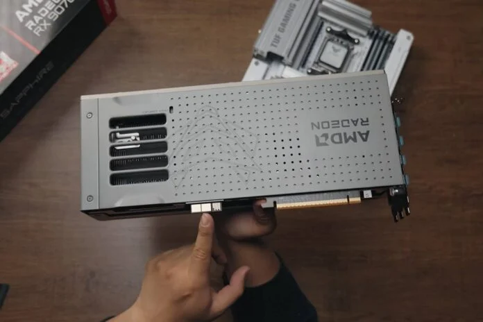 Распаковка Sapphire Radeon RX 9070 XT Phantom Link: стильная видеокарта, которой не нужны кабели питания
