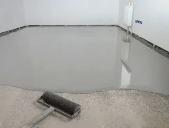 Технология заливки наливного пола: подготовка основания, инструменты и типичные проблемы