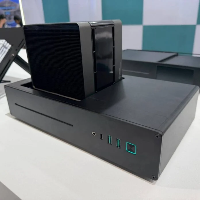 DeepCool демонстрирует компактный ПК с кулером для процессора, который выглядывает сверху, как нагнетатель в маслкаре