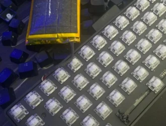 Аккумулятор беспроводной клавиатуры SteelSeries вздулся после того, как ее подключили к сети на 24 часа в сутки 7 дней в неделю