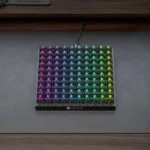 Компания Keychron только что выпустила потрясающую квадратную механическую клавиатуру на 100 клавиш для любителей макросов