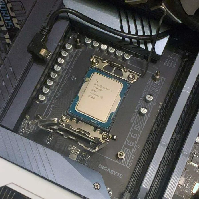 По словам инсайдера, новые материнские платы DDR4, скорее всего, появятся вместе с Intel Raptor Lake Refresh