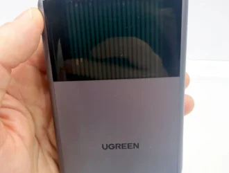 Компания UGREEN только что выпустила первый в мире внешний аккумулятор с жидкостным охлаждением и окошком, через которое можно наблюдать за его работой